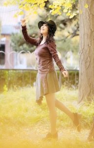 哎拍照的大姐在银杏大道展示成熟丰姿