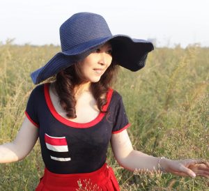 美女大姐穿紧身连衣裙秀出一双细白美腿