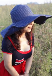 美女大姐穿紧身连衣裙秀出一双细白美腿