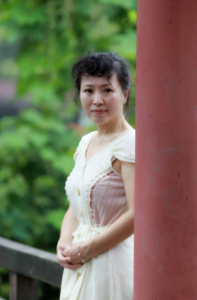 上围丰满的美女大姐在公园拍照