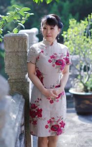 美女大姐穿旗袍短裙展现迷人风采