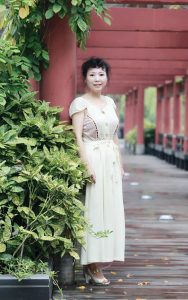 上围丰满的美女大姐在公园拍照