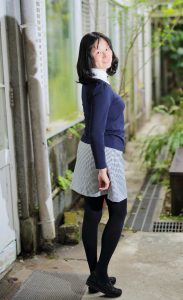 Elin姐穿紧身上衣腿穿加厚黑袜展示丰腴身材