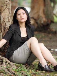 吊带背心灰短裤，轻熟御姐有点酷