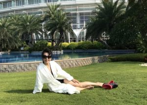 大姐穿泳装在泳池拍照