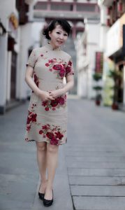 美女大姐穿旗袍短裙展现迷人风采