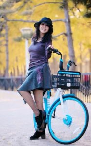 哎拍照的大姐在银杏大道展示成熟丰姿