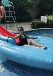 大姐穿泳装在泳池拍照