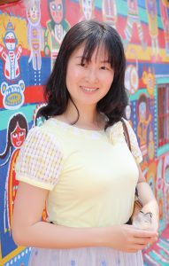 上围丰满的Elin姐上衣紧身拍照