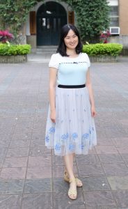 上围丰满的Elin姐上衣紧身拍照