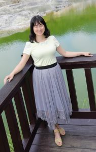 上围丰满的Elin姐上衣紧身拍照