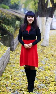 成熟美女在落叶美景中穿黑丝高跟长靴拍照