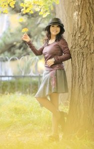 哎拍照的大姐在银杏大道展示成熟丰姿