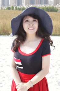 美女大姐穿紧身连衣裙秀出一双细白美腿