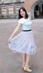 上围丰满的Elin姐上衣紧身拍照