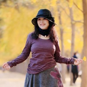 哎拍照的大姐在银杏大道展示成熟丰姿