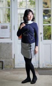 Elin姐穿紧身上衣腿穿加厚黑袜展示丰腴身材