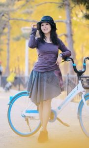 哎拍照的大姐在银杏大道展示成熟丰姿