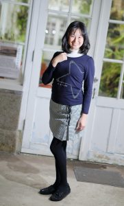 Elin姐穿紧身上衣腿穿加厚黑袜展示丰腴身材