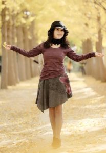 哎拍照的大姐在银杏大道展示成熟丰姿