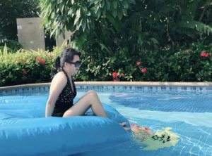 大姐穿泳装在泳池拍照