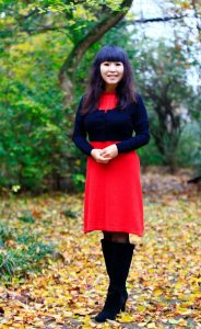 成熟美女在落叶美景中穿黑丝高跟长靴拍照