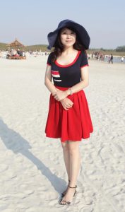 美女大姐穿紧身连衣裙秀出一双细白美腿