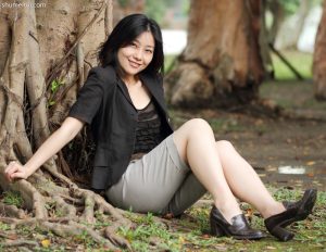 吊带背心灰短裤，轻熟御姐有点酷