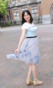 上围丰满的Elin姐上衣紧身拍照