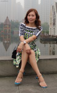 美丽大姐姐精致玉足穿高跟凉鞋在湖边游玩