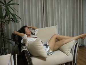 居家小女人展示美腿玉足