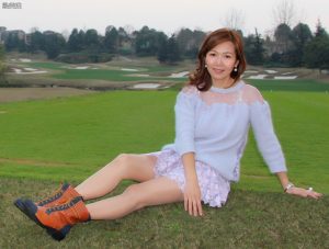 有魅力的漂亮姐姐美腿穿质感肉丝袜坐在春天的草地上拍照