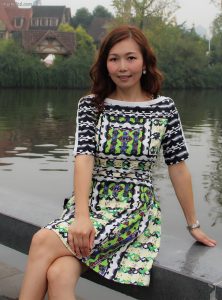 美丽大姐姐精致玉足穿高跟凉鞋在湖边游玩