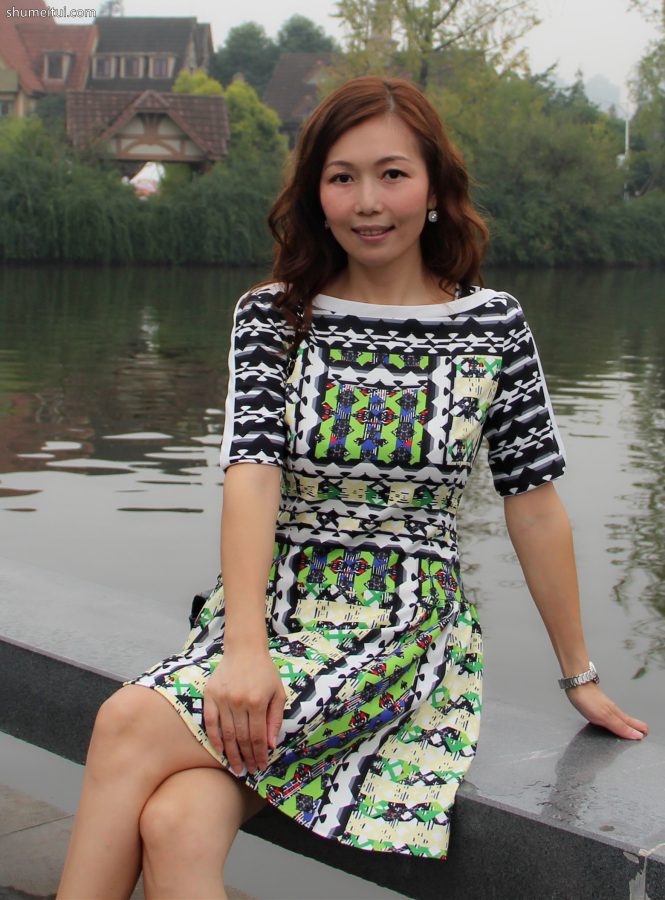 美丽大姐姐精致玉足穿高跟凉鞋在湖边游玩[第4张/共5张]