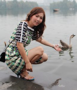 美丽大姐姐精致玉足穿高跟凉鞋在湖边游玩