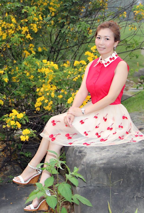 穿红衣短裙的姐姐凉鞋里的玉足太美[第3张/共4张]