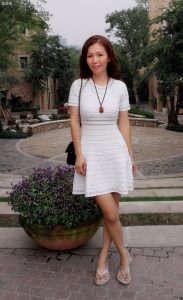 成熟美姐优雅穿搭白裙下玉足穿坡跟凉拖