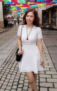 成熟美姐优雅穿搭白裙下玉足穿坡跟凉拖