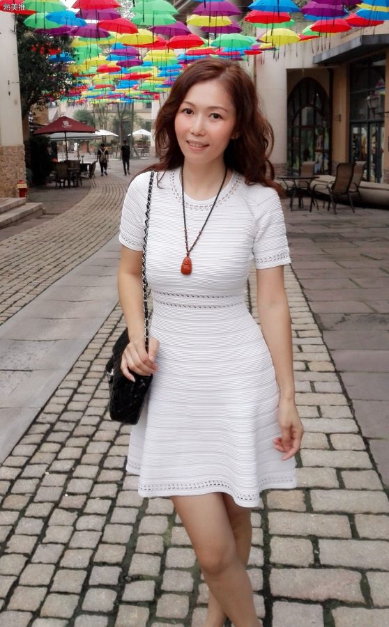 成熟美姐优雅穿搭白裙下玉足穿坡跟凉拖[第2张/共6张]
