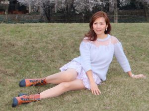 有魅力的漂亮姐姐美腿穿质感肉丝袜坐在春天的草地上拍照