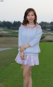 有魅力的漂亮姐姐美腿穿质感肉丝袜坐在春天的草地上拍照