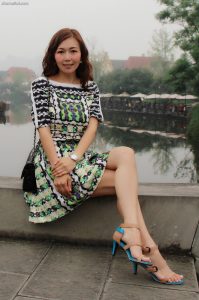 美丽大姐姐精致玉足穿高跟凉鞋在湖边游玩