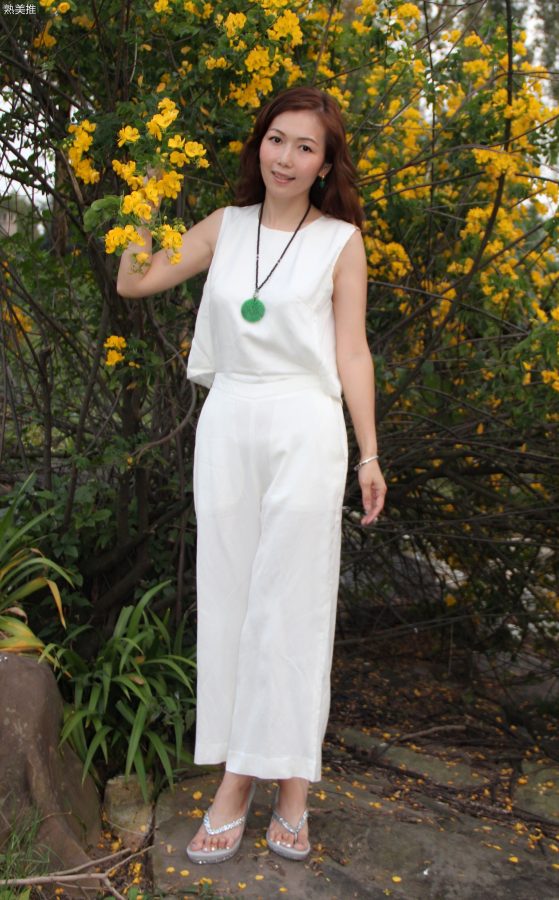 成熟美姐优雅穿搭白裙下玉足穿坡跟凉拖[第4张/共6张]