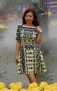 美丽大姐姐精致玉足穿高跟凉鞋在湖边游玩