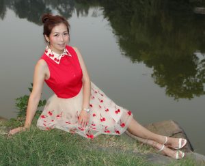 穿红衣短裙的姐姐凉鞋里的玉足太美