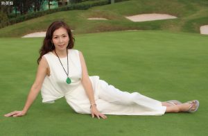 成熟美姐优雅穿搭白裙下玉足穿坡跟凉拖