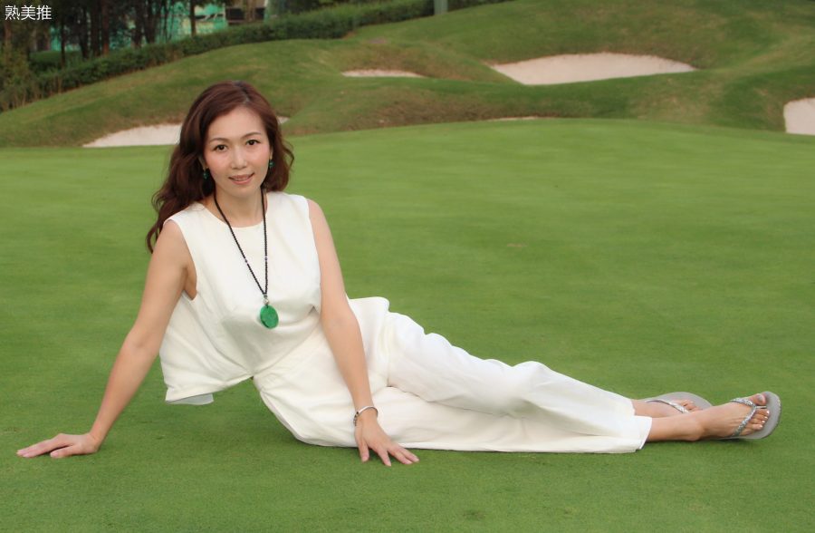 成熟美姐优雅穿搭白裙下玉足穿坡跟凉拖[第5张/共6张]