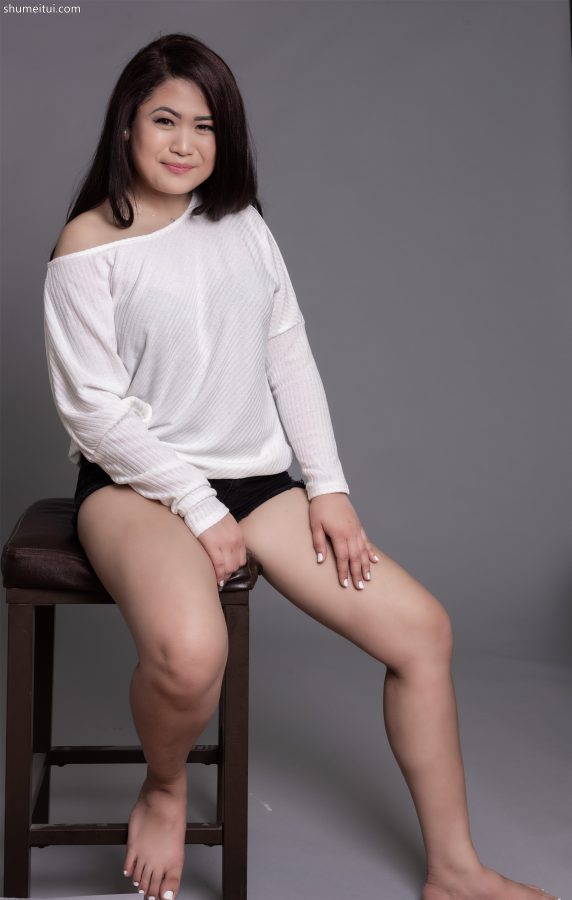 气质肥熟在摄影棚展露丰满大腿[第1张/共6张]