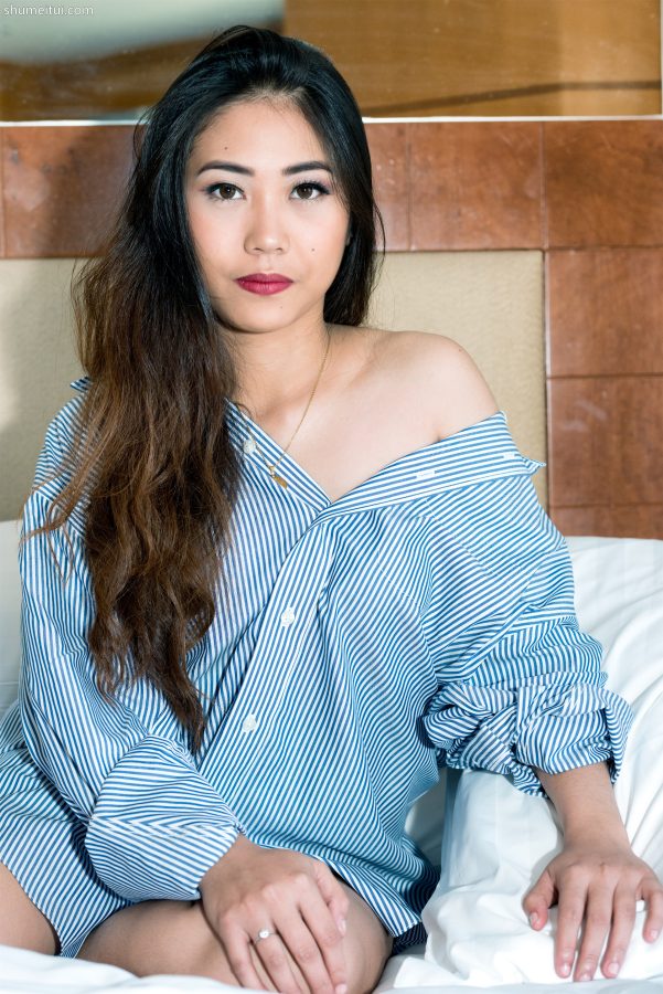 成熟大姐穿只衬衫在床上秀光滑腿[第2张/共6张]