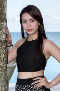 半熟长发女性泳装秀大腿